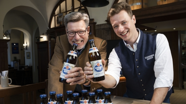 Generationswechsel bei der Brauerei Schneider Weisse - Georg VI. Schneider übergibt die Brauereiführung an Georg VII. Schneider - Quelle: Norbert Güntner
